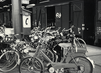 171207 Afbeelding van voor verzending per trein gereedstaande fietsen op het perron van het N.S.-station Amsterdam ...